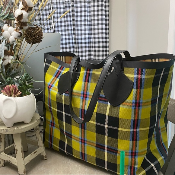 burberry giant tote